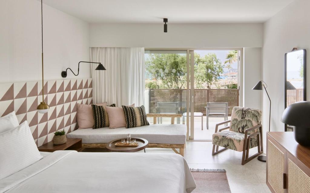 Część wypoczynkowa w obiekcie Phāea Cretan Malia, a Member of Design Hotels