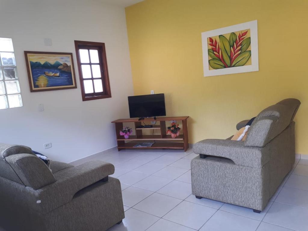  Ubatuba Casa Acomodações ate 10 pessoas. Internet Wi-fi e Ar condicionado