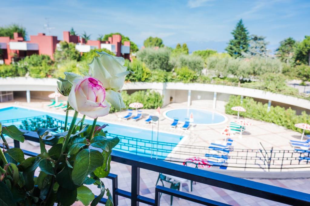 Blick auf den Pool von einem Resort aus in der Unterkunft Hotel Residence Holiday in Sirmione
