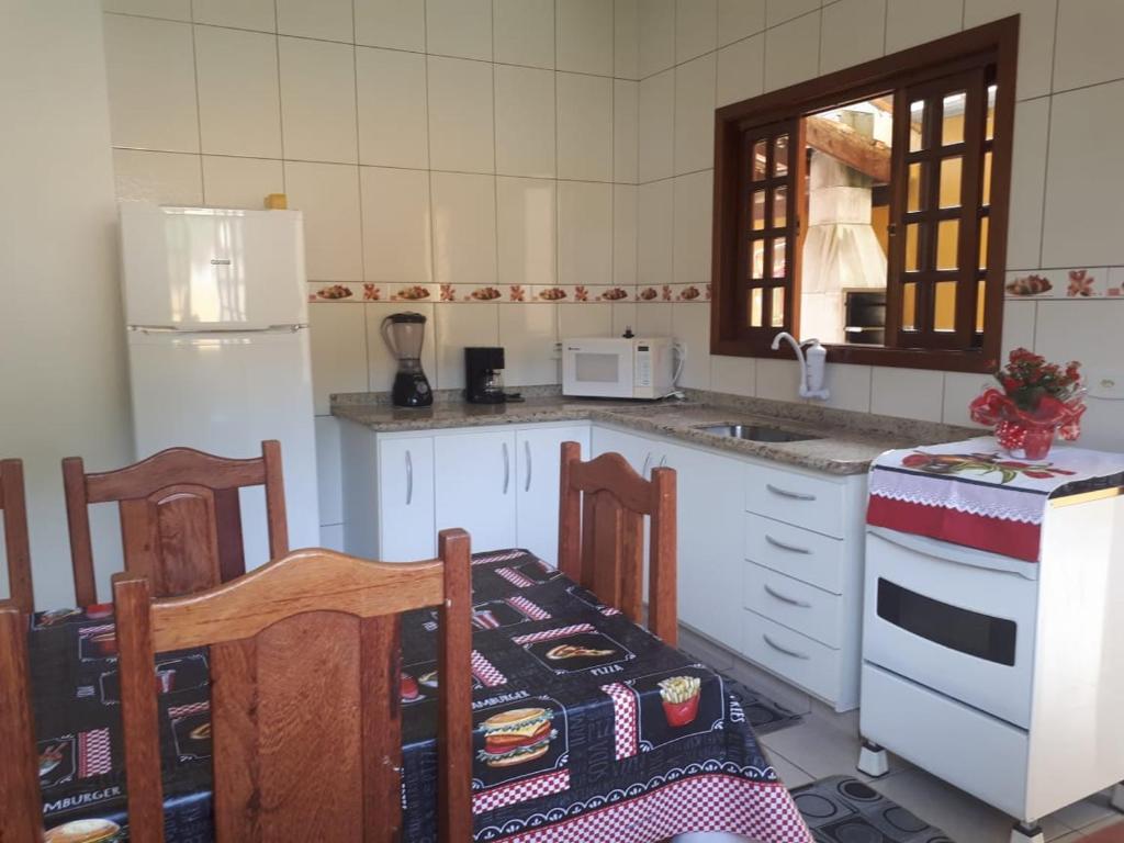  Ubatuba Casa Acomodações ate 10 pessoas. Internet Wi-fi e Ar condicionado