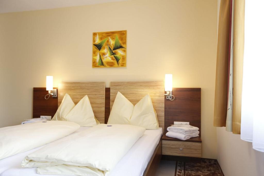 Postel nebo postele na pokoji v ubytování Premium Wanderhotel Steirerhof