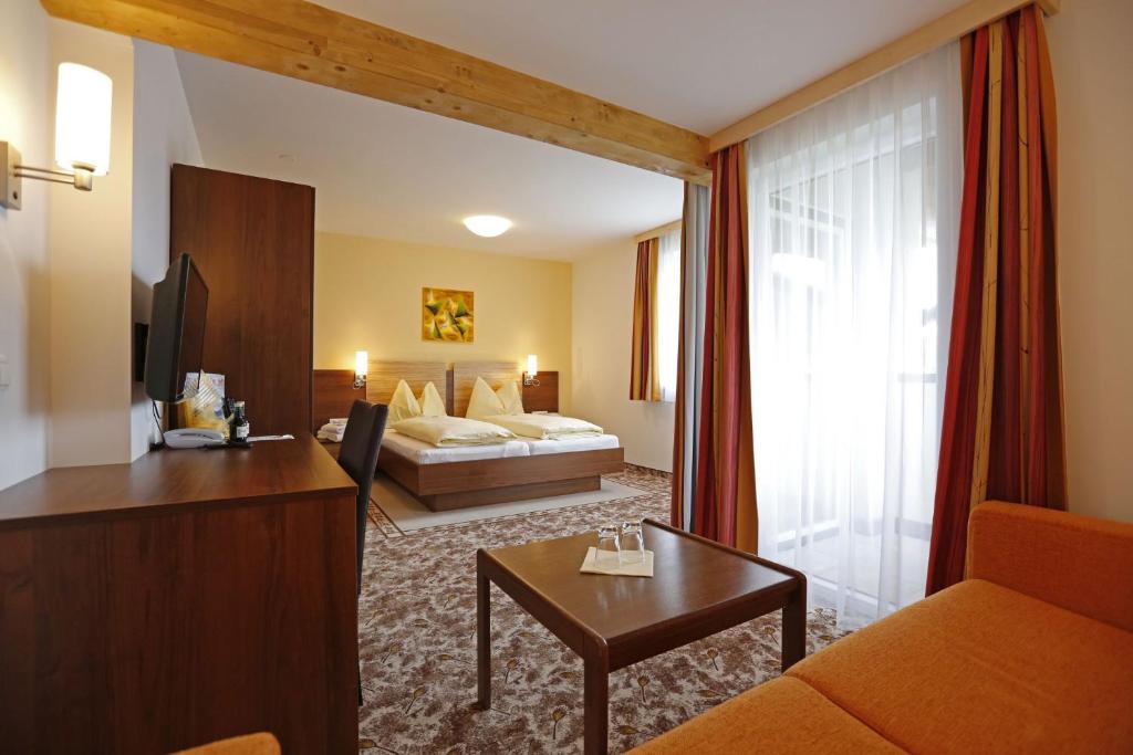 Postel nebo postele na pokoji v ubytování Premium Wanderhotel Steirerhof