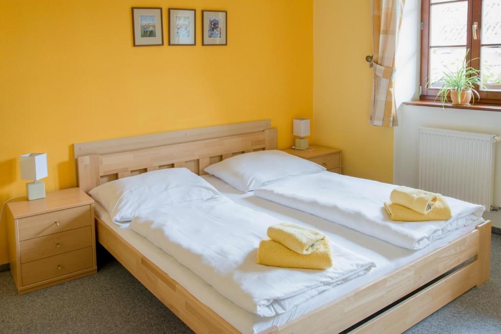 Postel nebo postele na pokoji v ubytování Apartmany A.Ša Kašperské Hory