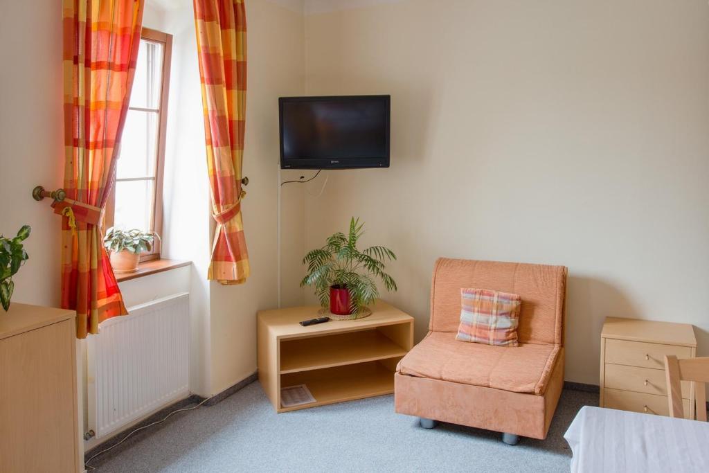 TV a/nebo společenská místnost v ubytování Apartmany A.Ša Kašperské Hory