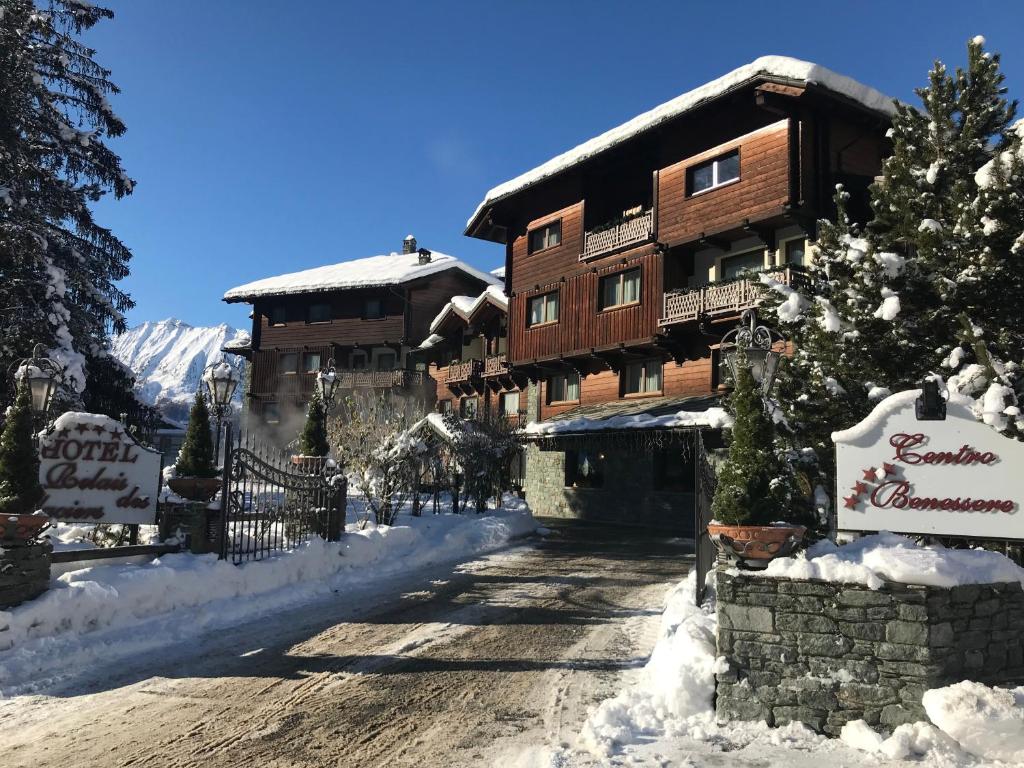duży drewniany budynek z śniegiem na ziemi w obiekcie Hotel Relais Des Glaciers - Adults Only w mieście Champoluc