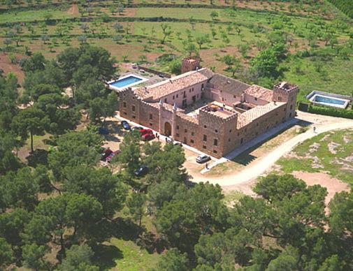 una vista aérea de un gran edificio en un campo en Masia de San Juan - castillo con piscina en plena Sierra Calderona, en Segorbe