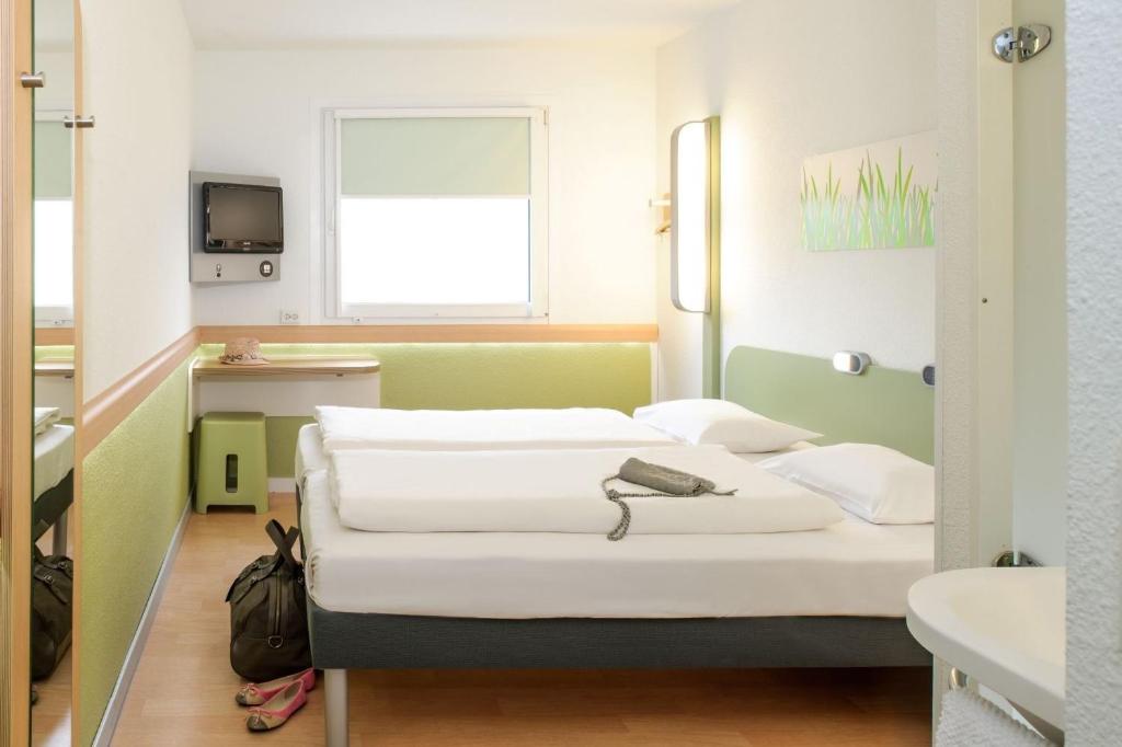 Cama ou camas em um quarto em ibis budget Antwerpen Centraal Station