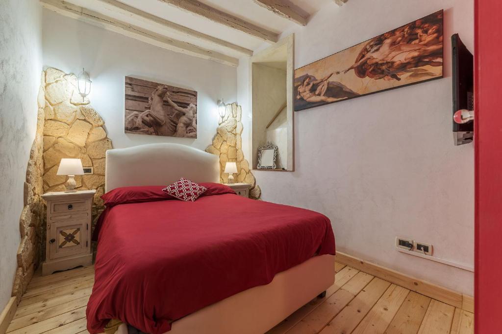 um quarto com uma cama vermelha e uma cadeira branca em Lovely Nest in Trastevere em Roma