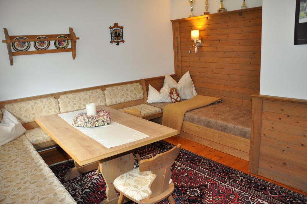 Posezení v ubytování Ferienwohnung Pezzei