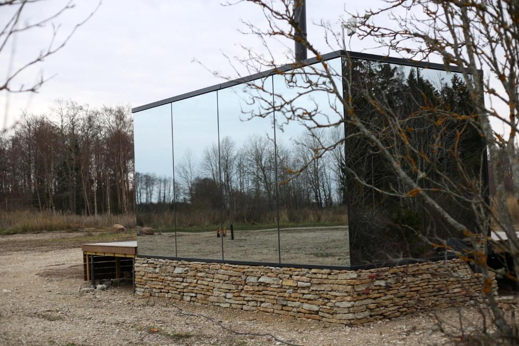Billede fra billedgalleriet på Seaside getaway in Ööd mirror house with sauna i Vihterpalu