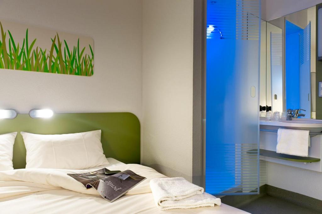 Cama ou camas em um quarto em ibis budget Antwerpen Centraal Station