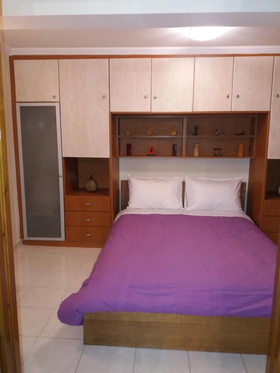 Postel nebo postele na pokoji v ubytování Marmari vacation flat