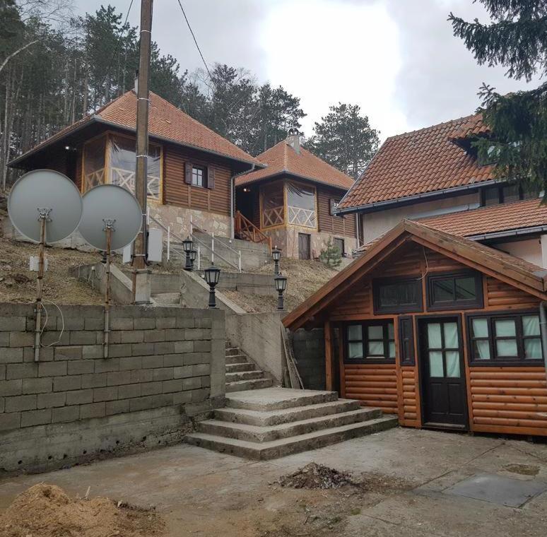 dom ze schodami przed domem w obiekcie Apartmani Milojević w mieście Divčibare