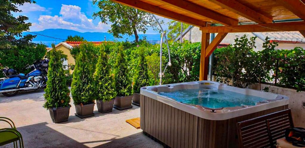 Casa Matea with pool, jacuzzi, sauna & garden in a green oasis, Kvarner