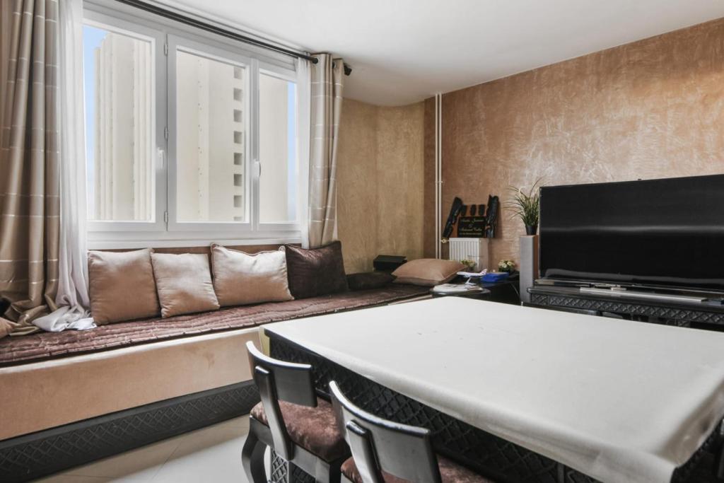 蒙桑巴勒爾的住宿－Luxurious flat in Mons-en-Baroeul close to Lille - Welkeys，带沙发和钢琴的客厅