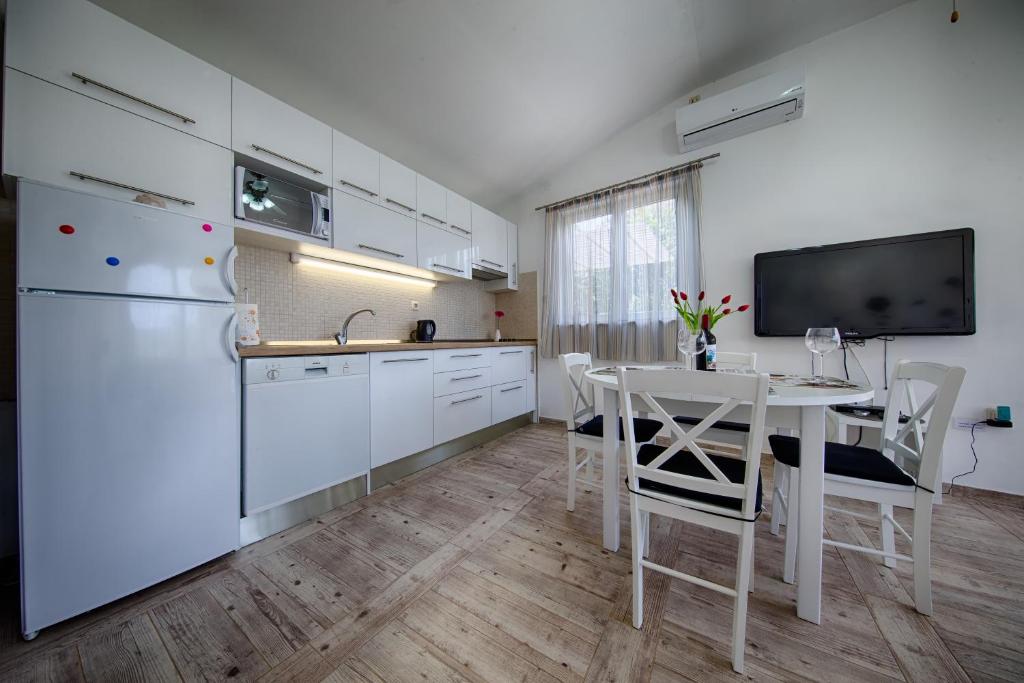 Kuchyň nebo kuchyňský kout v ubytování Villa Franceska