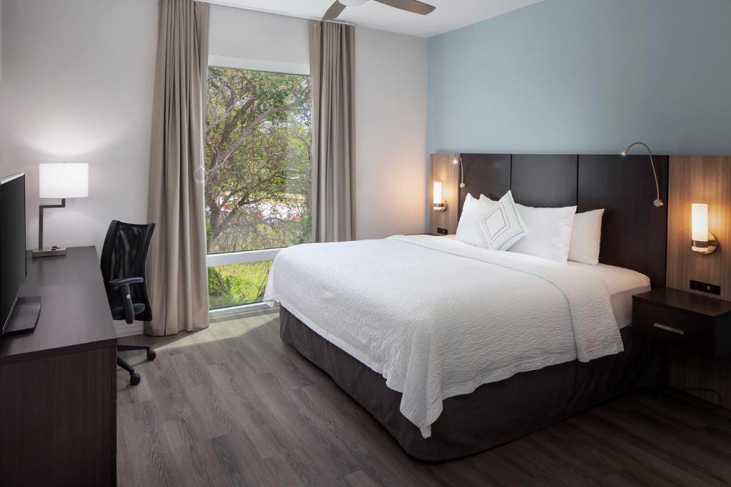 Ένα ή περισσότερα κρεβάτια σε δωμάτιο στο Star Suites - A Vero Beach Hotel