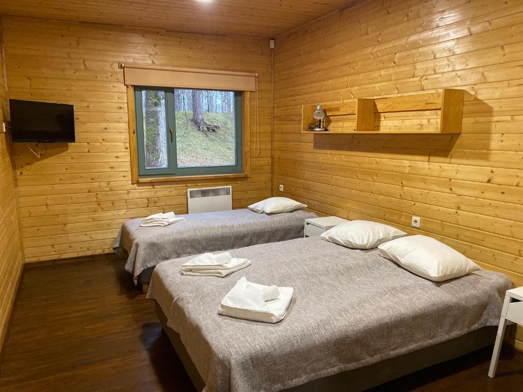 Katil atau katil-katil dalam bilik di Piejūras Kempings