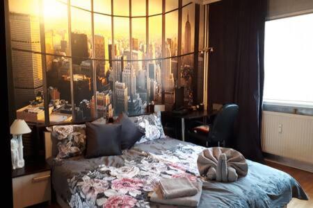 1 dormitorio con 1 cama con una pintura en la pared en New York - guest room near the Airport, transport possibility en Sofía