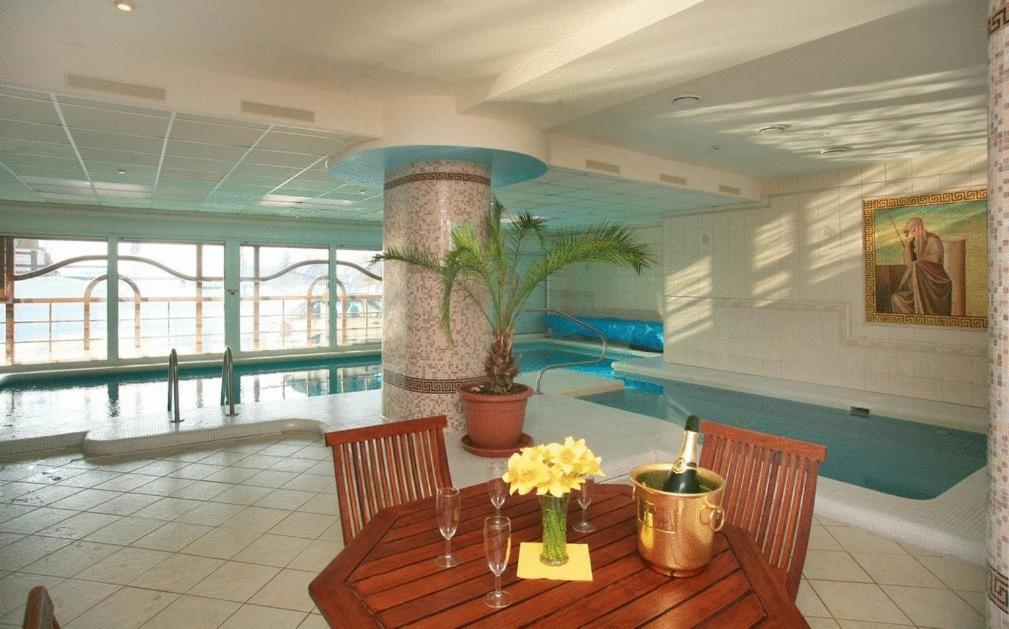 博茲達爾的住宿－普拉哈酒店，一间带桌子和游泳池的用餐室