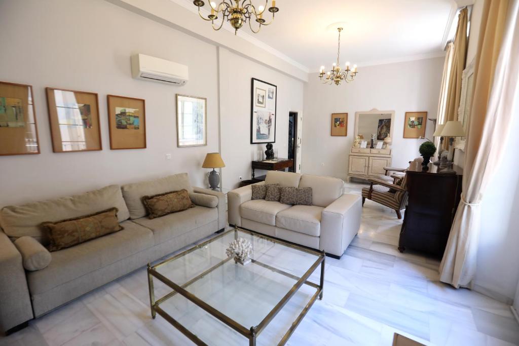 a living room with a couch and a glass table at Apartamento Mar de Korus in Málaga