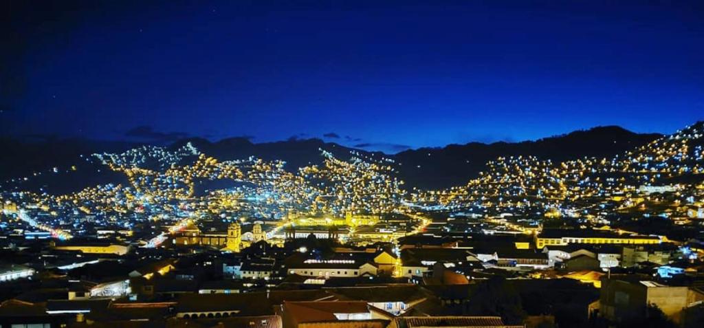 vistas a una ciudad iluminada por la noche en El Mirador del Inka Hostel, en Cusco