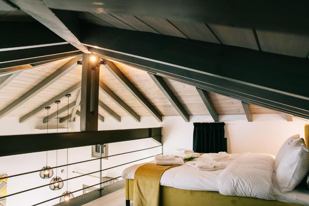 Tempat tidur dalam kamar di Volos Suites Center