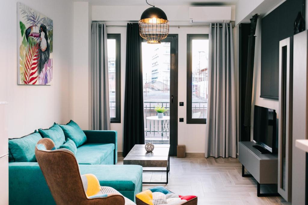 TV a/nebo společenská místnost v ubytování Volos Suites Center