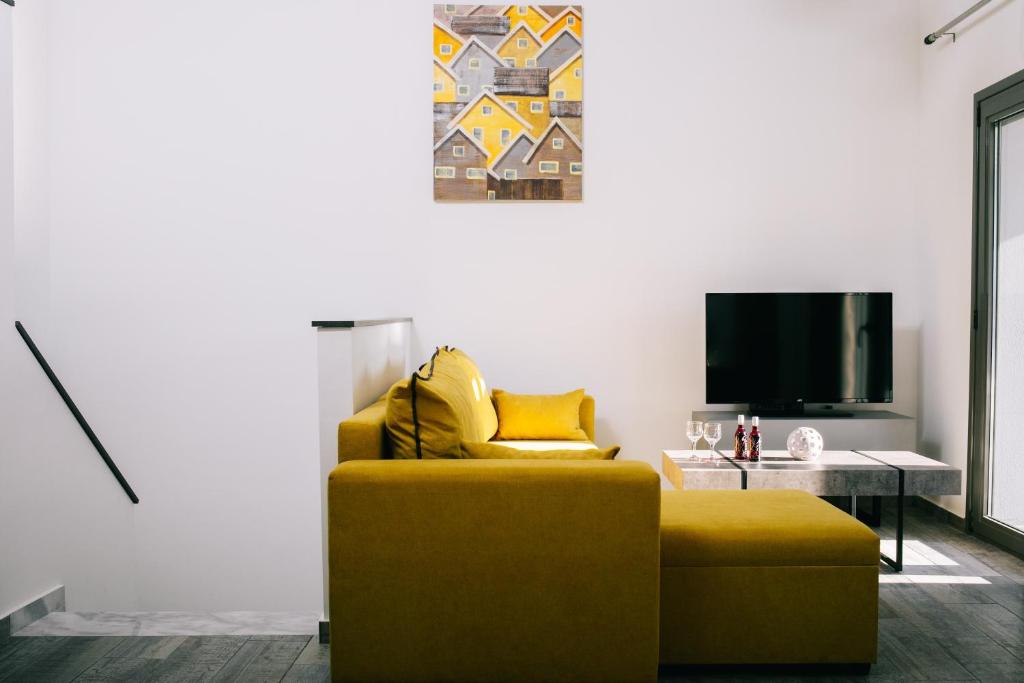 TV a/nebo společenská místnost v ubytování Volos Suites Center