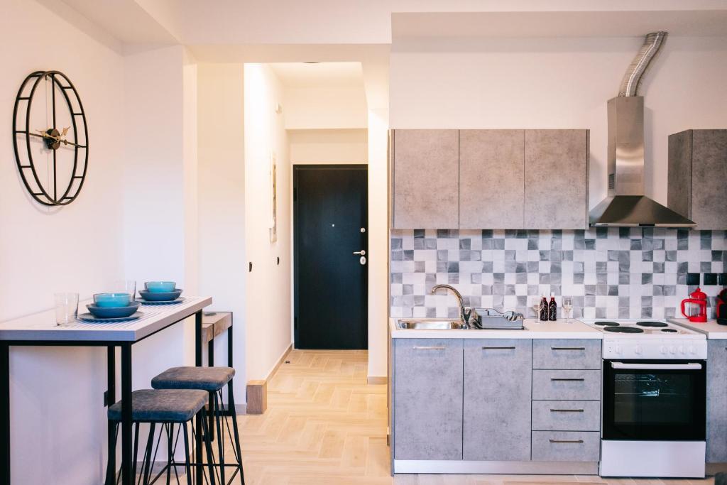Kuchyň nebo kuchyňský kout v ubytování Volos Suites Center