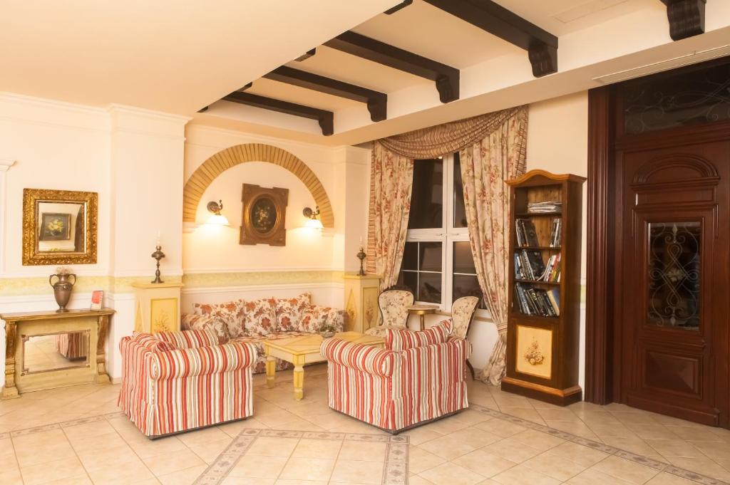 a living room with two chairs and a couch at Hotel Casa De La Rosa in Timişoara