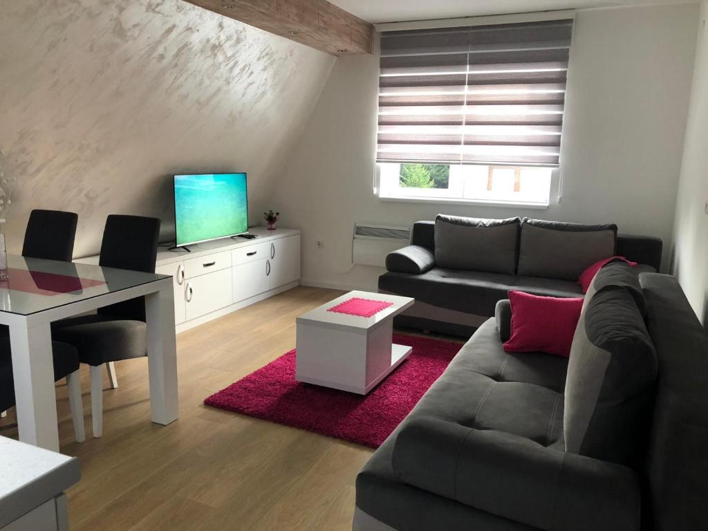 ein Wohnzimmer mit einem Sofa und einem Tisch in der Unterkunft Top Kop in Kopaonik