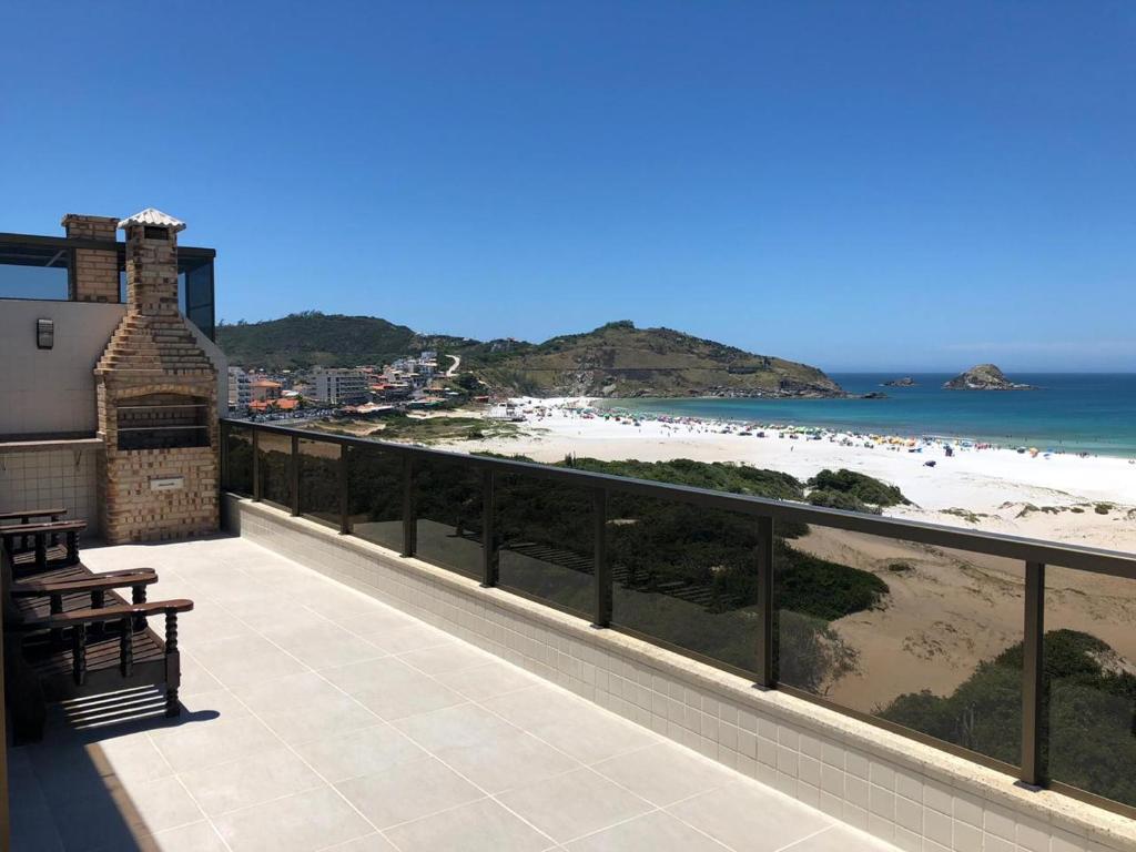 balcón con vistas a la playa y al océano en Lindíssima cobertura próximo a Orla com vista espetacular (A120), en Arraial do Cabo