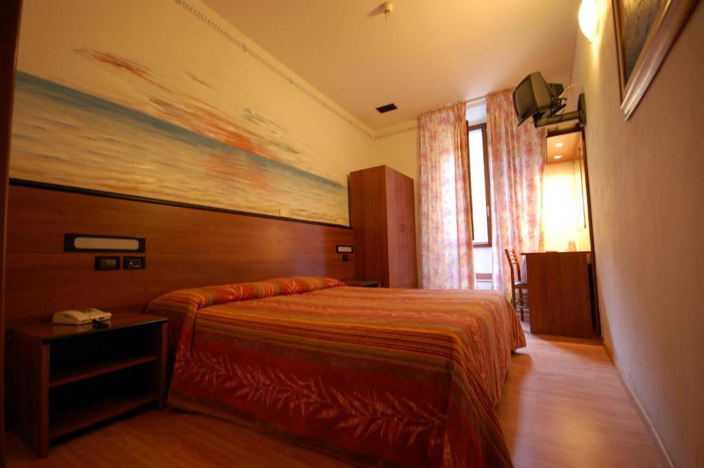 Postel nebo postele na pokoji v ubytování Hotel Leonardo