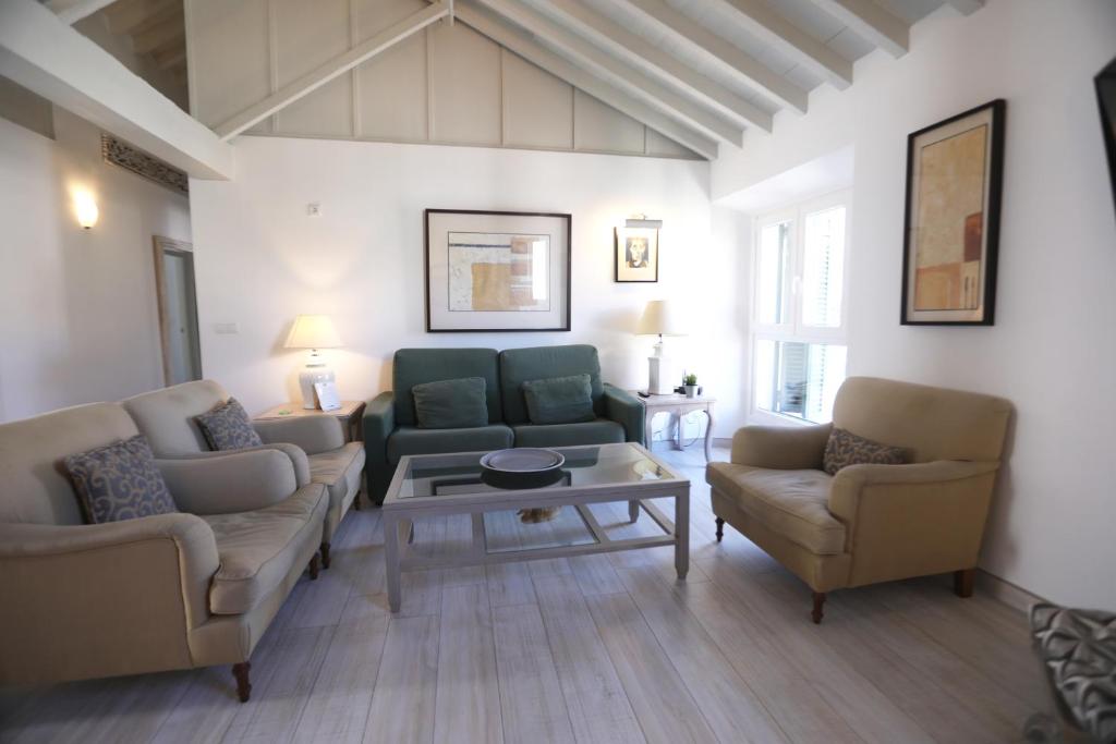 a living room with two couches and a table at Apartamento Mar de Alborán in Málaga
