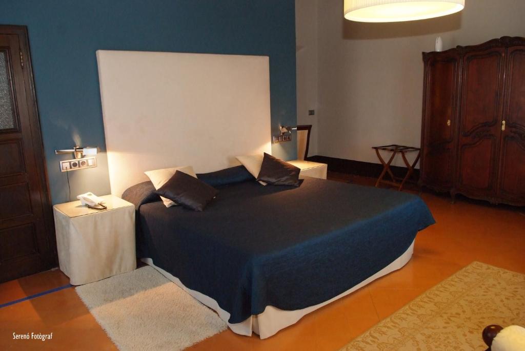 Cama ou camas em um quarto em RVHotels Palau Lo Mirador