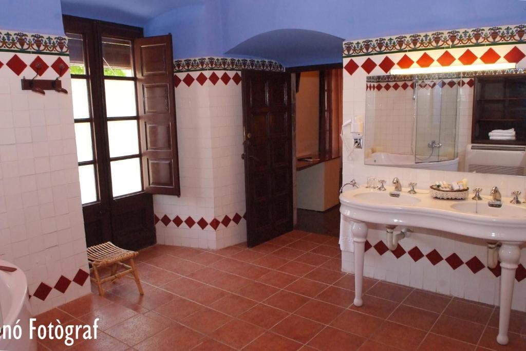Um banheiro em RVHotels Palau Lo Mirador