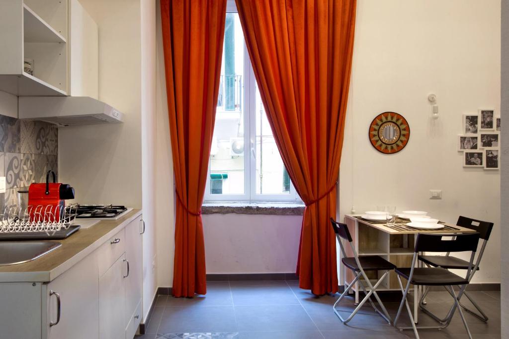Kuchyňa alebo kuchynka v ubytovaní Il Palchetto Centralissimo Napoli Old Town