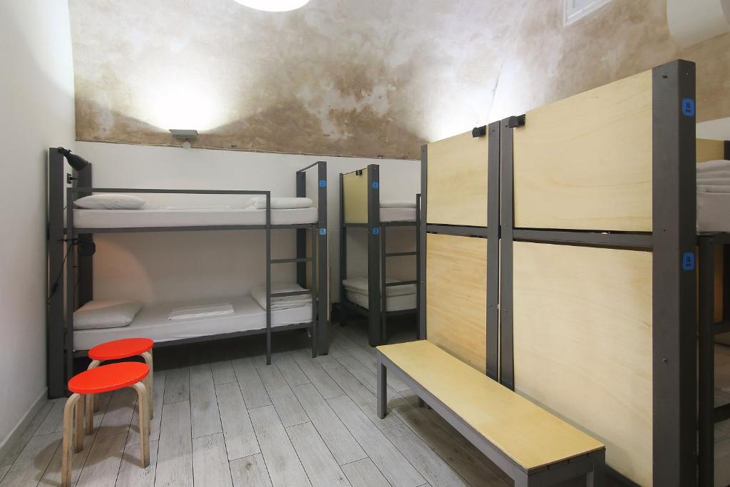 Palanda nebo palandy na pokoji v ubytování Ostello dei Sassi - Matera Hostels