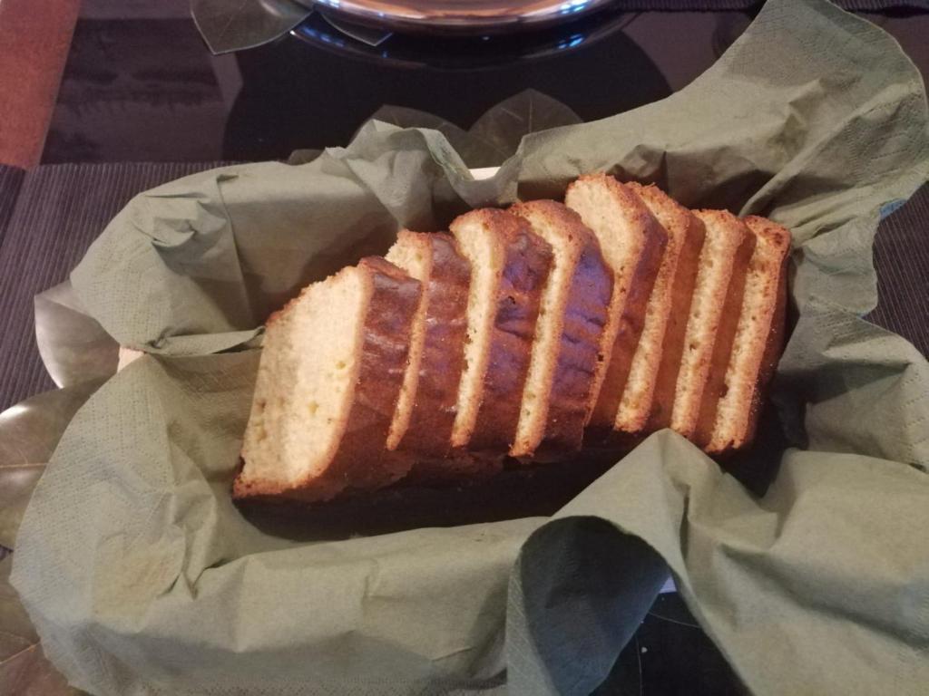 kawałek chleba siedzący na papierze w obiekcie Il Gesuita w mieście Mantova