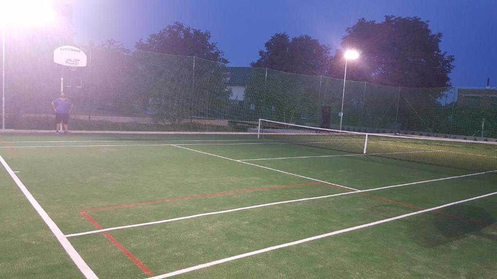 Tenis a/nebo squash v ubytování u Ďurkových nebo okolí