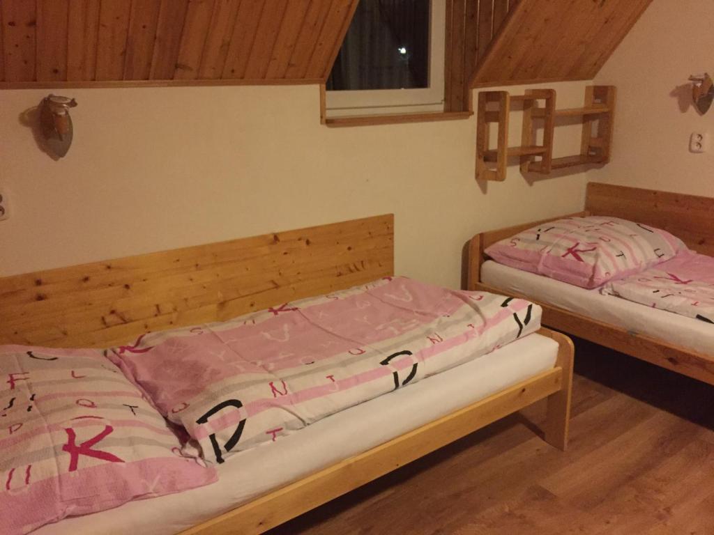 Valkov的住宿－Chata Domaša，双床间,铺有木地板