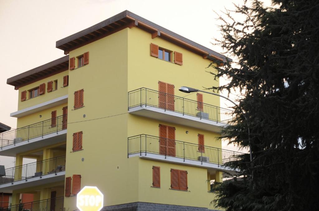 ein gelbes Gebäude mit Balkon an der Seite in der Unterkunft Residenza Segrate Centro Segrate in Segrate
