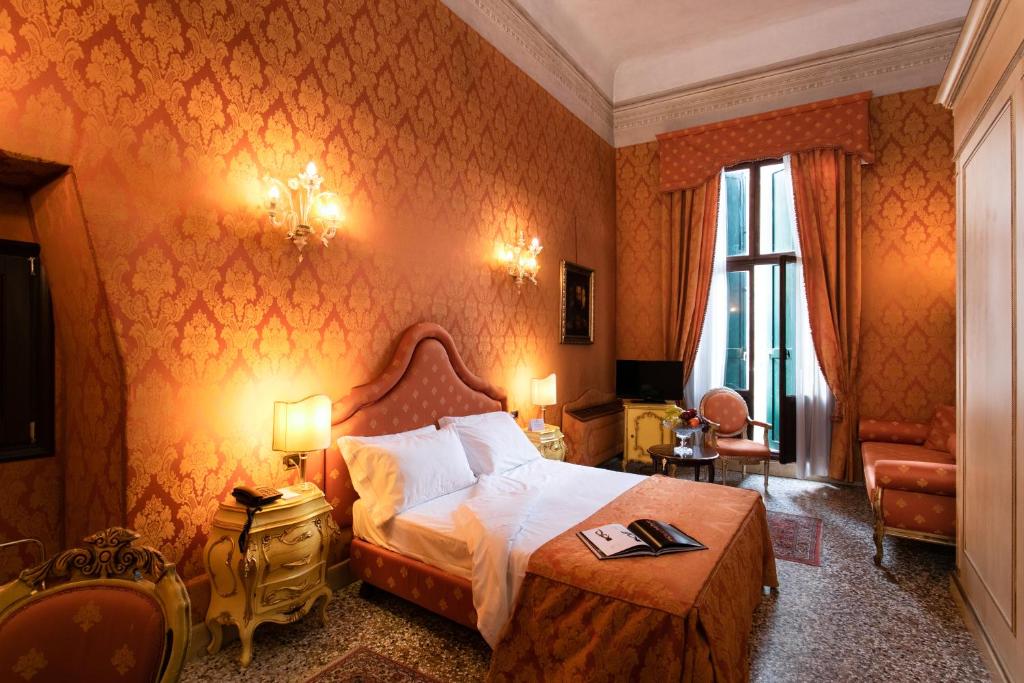 A bed or beds in a room at Ca' Vendramin Zago