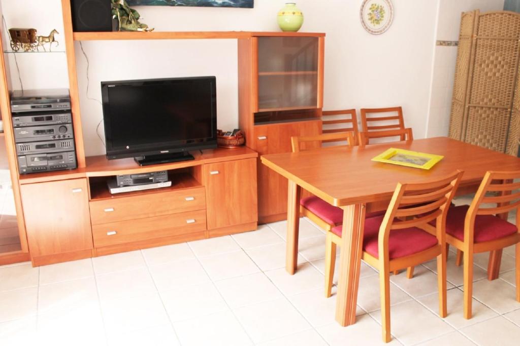 TV a/nebo společenská místnost v ubytování casa cerca playa con piscina comunitaria ref 252