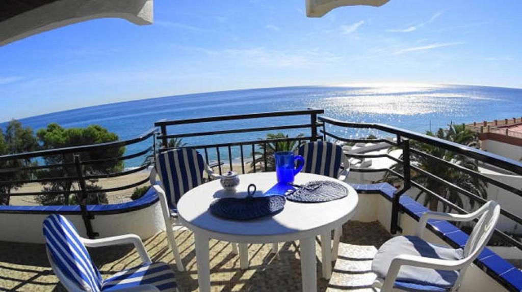 ミアミ・プラトーヤにあるCasa Agataのテーブルと椅子、海の景色を望むバルコニー