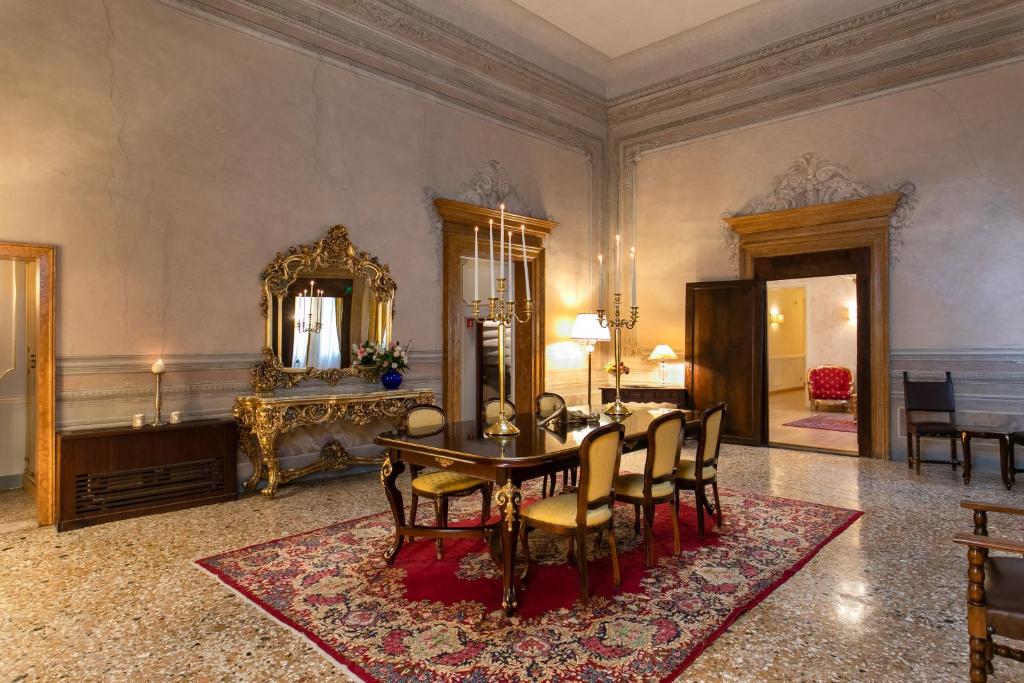 A seating area at Ca' Vendramin Zago