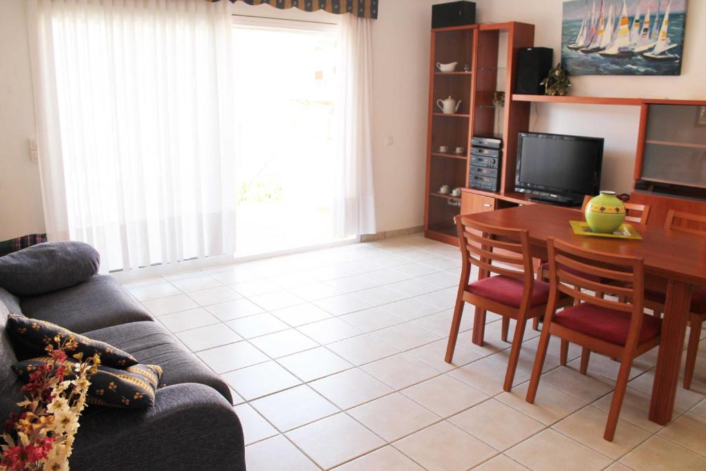 TV a/nebo společenská místnost v ubytování casa cerca playa con piscina comunitaria ref 252