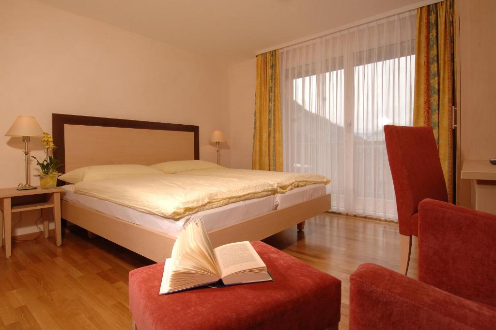 Postel nebo postele na pokoji v ubytování Hotel Viktoria-Leukerbad-Therme