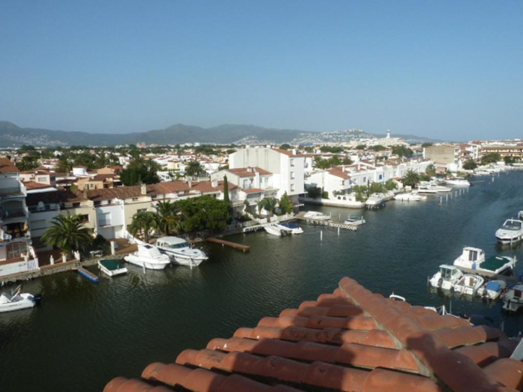 widok na port z łodziami w wodzie w obiekcie apartamento con terraza vistas canal ref 238 w mieście Empuriabrava
